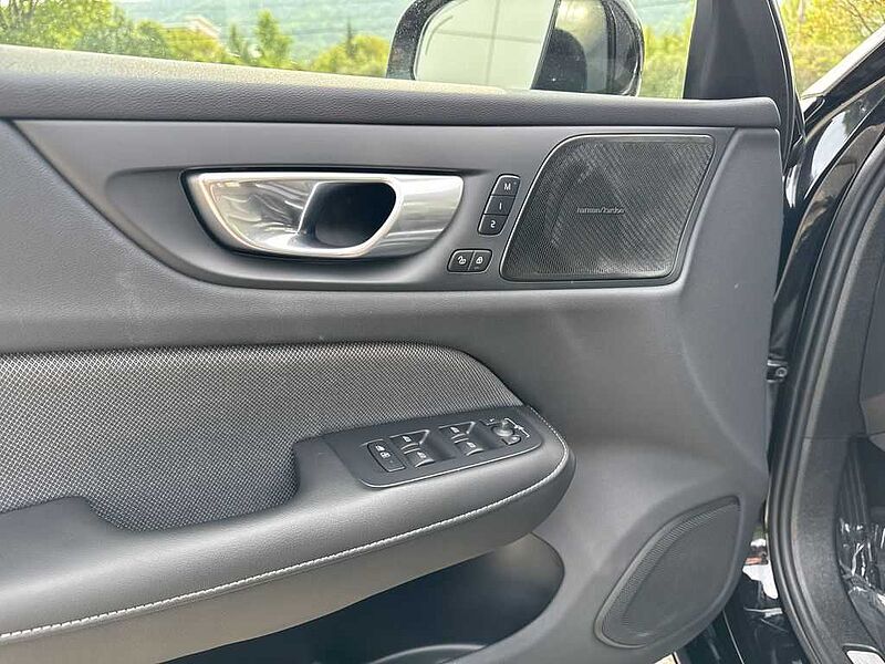 Volvo  S60 Black Edition Plus, B5 AWD Gas (mild hybrid), Gasoline