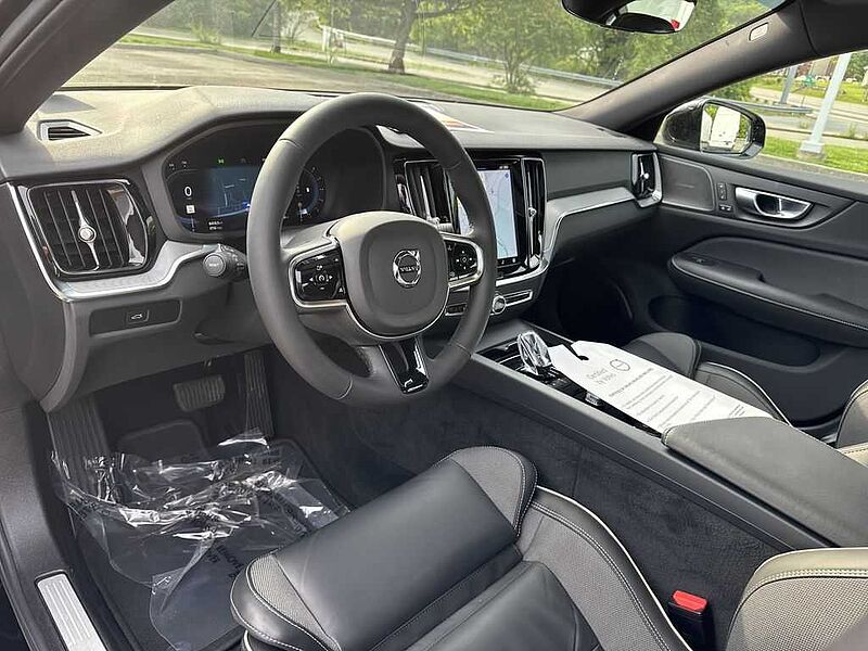 Volvo  S60 Black Edition Plus, B5 AWD Gas (mild hybrid), Gasoline