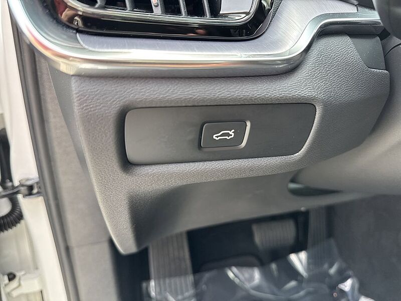 Volvo  S60 Core, B5 FWD Gas (mild hybrid), Gasoline, Dark