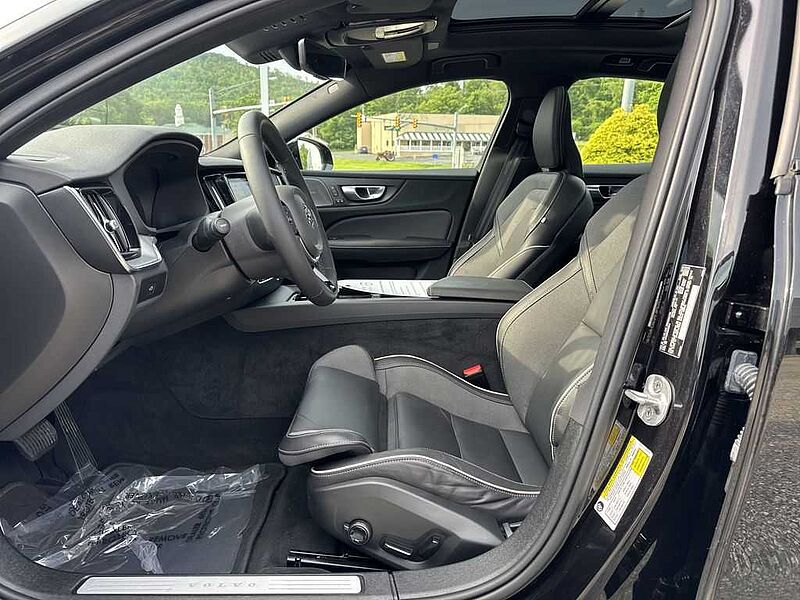 Volvo  S60 Black Edition Plus, B5 AWD Gas (mild hybrid), Gasoline